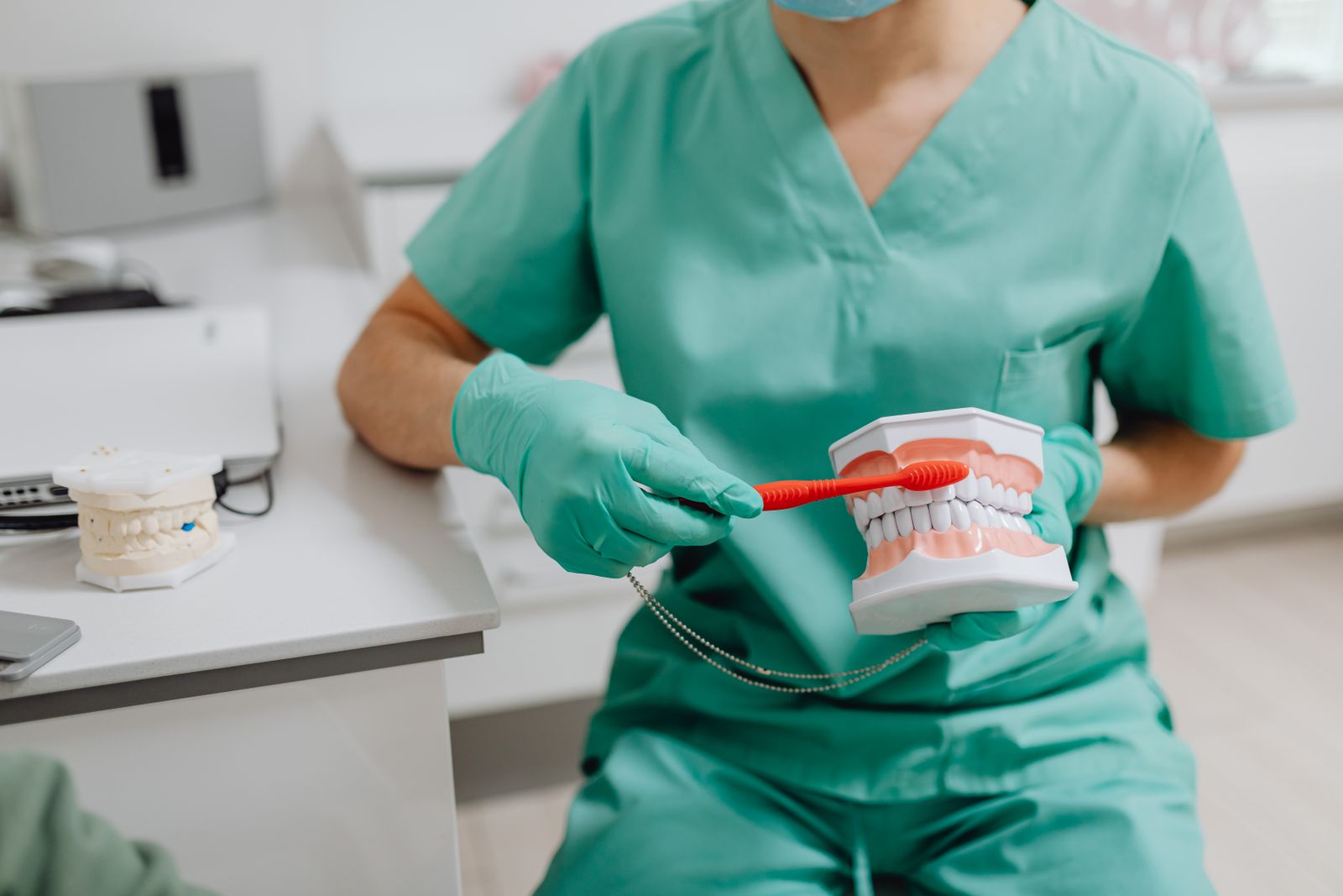 Dentálna hygienička pri práci s pacientom